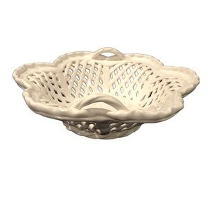 𝅺vintage White Porcelain Basket
